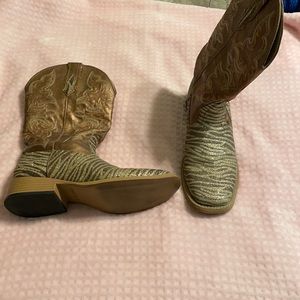 Women’s Roper square toe dress boots. Size 7.5. Gold zebra print pattern.